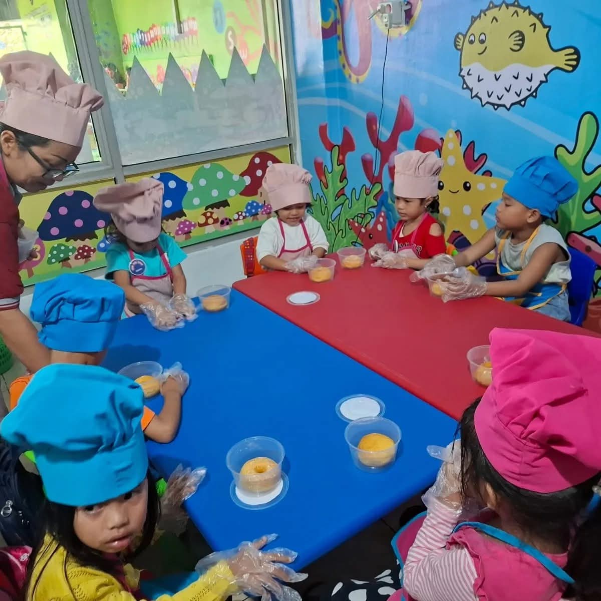 Anak-anak mengikuti kelas memasak